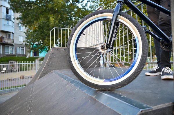 Bmx Motard Dans Parc Patinage Extrême — Photo