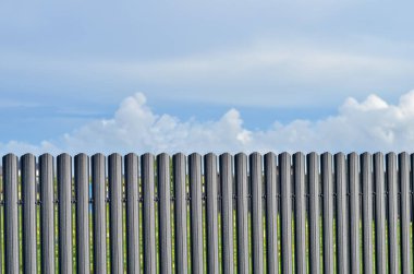 Arkaplanda bulutlu şeffaf mavi gökyüzü deseni var. Boşluğu kopyala.