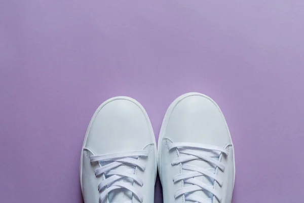 Par Zapatillas Cuero Blanco Sobre Fondo Púrpura Copiar Espacio — Foto de Stock