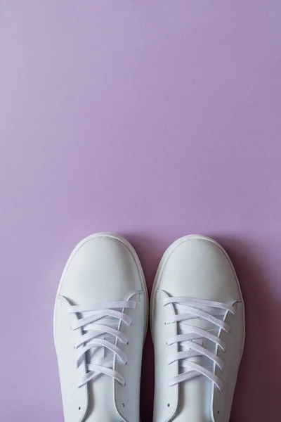 Par Zapatillas Cuero Blanco Sobre Fondo Púrpura Copiar Espacio — Foto de Stock