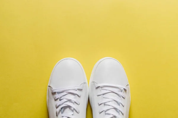 Par Zapatillas Cuero Blanco Sobre Fondo Amarillo Copiar Espacio — Foto de Stock