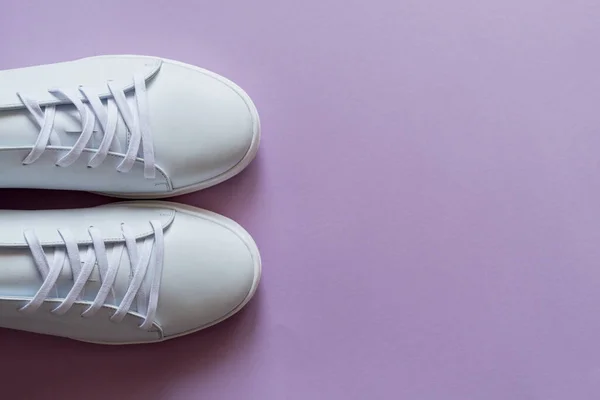 Een Paar Witte Leren Sneakers Een Levendige Paarse Achtergrond Kopieerruimte — Stockfoto