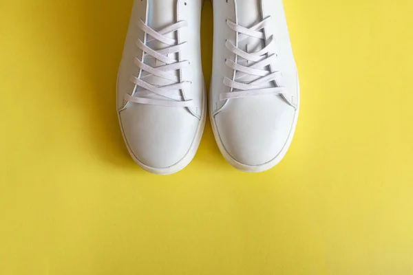 Par Zapatillas Cuero Blanco Sobre Fondo Amarillo Copiar Espacio —  Fotos de Stock