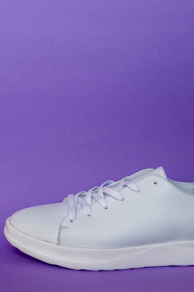 Par Zapatillas Cuero Blanco Sobre Fondo Púrpura Copiar Espacio — Foto de Stock