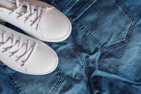Vlakke Lay Out Van Witte Lederen Sneakers Blauwe Jeans Top — Stockfoto