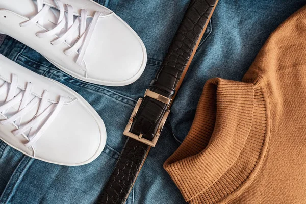 Vlakke Lay Out Van Witte Lederen Sneakers Zwarte Riem Blauwe — Stockfoto