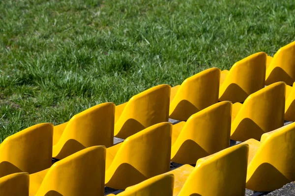 Assentos Plástico Amarelo Grama Verde Estádio — Fotografia de Stock