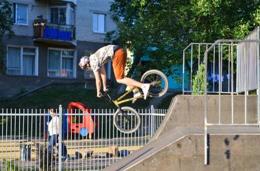 Bmx motorcusu ekstrem buz pateni parkında gösteri yapıyor..