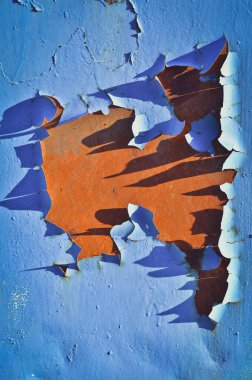 Mavi metal arka planda çatlak boyalı eski pas.