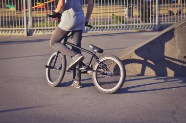 BMX motorcusu ekstrem buz pateni parkında. Tonu ayarlanmış resim