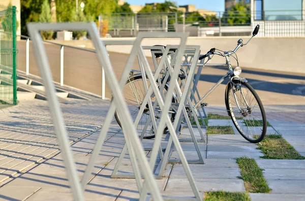 Kreative Öko Fahrradabstellplätze Mit Grünzonen Selektiver Fokus — Stockfoto