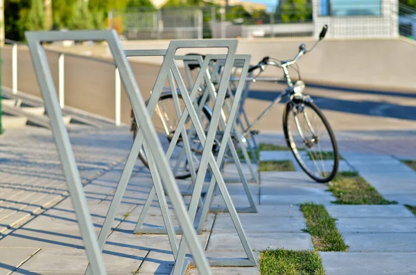 Kreative Öko Fahrradabstellplätze Mit Grünzonen Selektiver Fokus — Stockfoto