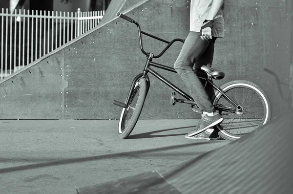 Bmx Motard Dans Parc Patinage Extrême Plan Noir Blanc — Photo