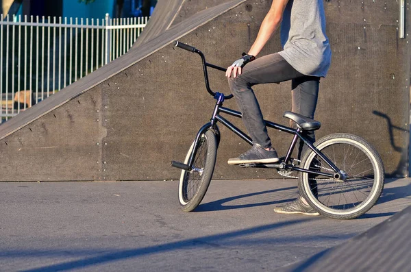 Bmx Biker Nel Parco Pattinaggio Estremo — Foto Stock