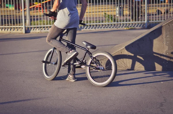 Bmx Biker Nel Parco Pattinaggio Estremo Immagine Tonica — Foto Stock