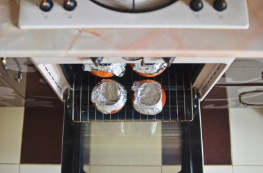 Kahverengi seramik tencereler fırından fırında pişmiş veya haşlanmış yiyecekler. Düşük Dof. Üst görünüm.