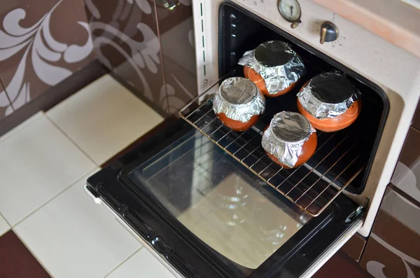 Panelas Cerâmica Marrom Com Alimentos Cozidos Cozidos Fora Forno Baixa — Fotografia de Stock