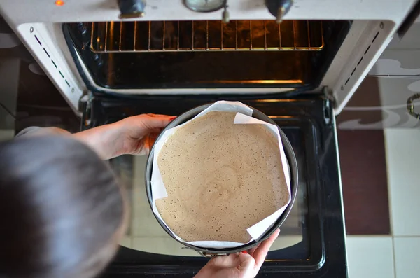 Vrouw Handen Nemen Van Kant Klare Taart Uit Oven — Stockfoto