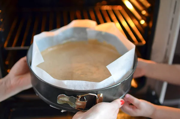 Vrouw Handen Nemen Van Kant Klare Taart Uit Oven — Stockfoto