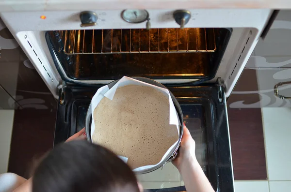 Vrouw Handen Nemen Van Kant Klare Taart Uit Oven — Stockfoto