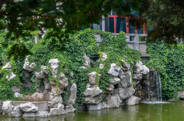 Уютный Китайский Сад Прудом Павильоном — стоковое фото