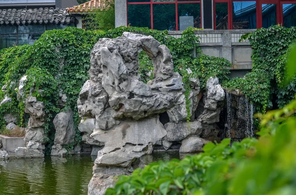Уютный Китайский Сад Прудом Павильоном Водопадом Закрыть — стоковое фото