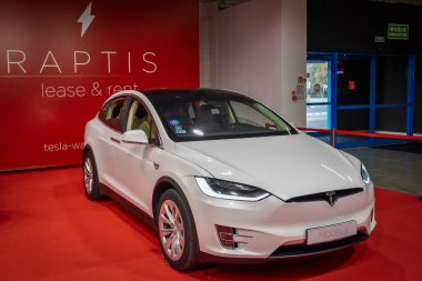 Tesla Model X motor fuarında sergilendi. 