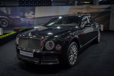 Varşova 'da lüks Bentley araba. Seçici odak.