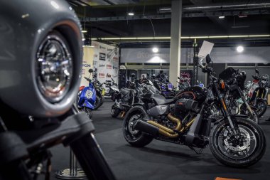 Harley Davidson Varşovdaki ünlü motorsikletler. Seçici odak. 