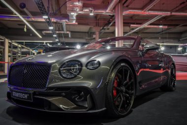 Bentley Üstü açık Varşova 'da. Seçici odak.