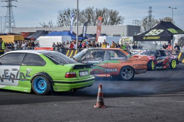 Varşovda gösterilen arabalar ve mekanik aygıtlar. 