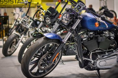 Harley Davidson Varşovdaki ünlü motorsikletler. Seçici odak. 