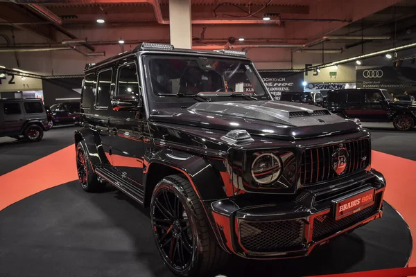 Mercedes Brabus G900, Warsaw otomobil fuarında. Seçici odak.