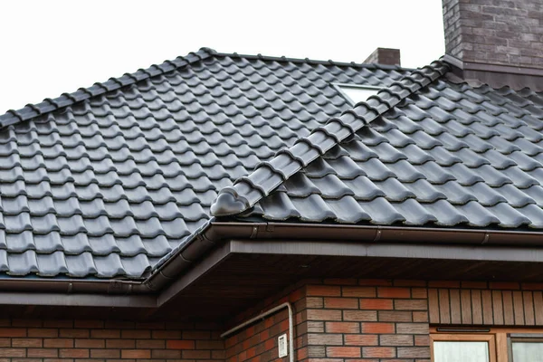 褐色瓷砖屋顶 现代屋顶材料 房子的屋顶在透明的天空的背景下 — 图库照片