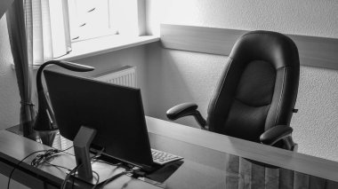 Ofis alanı, bilgisayar, klavye ve lamba masanın üzerinde. Seçici odak.