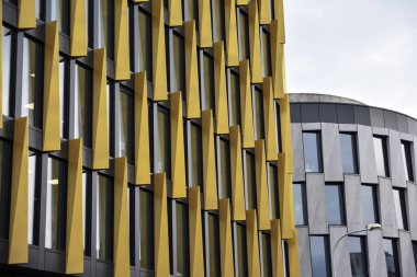 Modern tasarımda sarı ve gri renkli soyut mimari desen