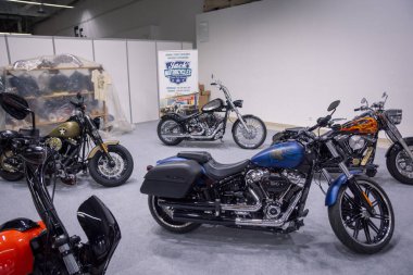 Harley Davidson Varşovdaki ünlü motorsikletler. Seçici odak. 
