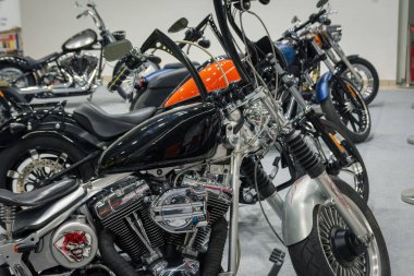 Harley Davidson Varşovdaki ünlü motorsikletler. Seçici odak. 
