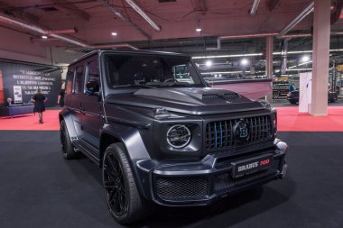 Mercedes Brabus G900, Warsaw otomobil fuarında. Seçici odak.