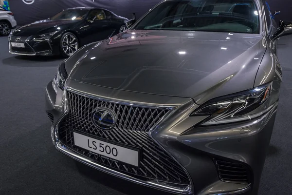 Varşova 'da Lexus LS 500. Seçici odak.
