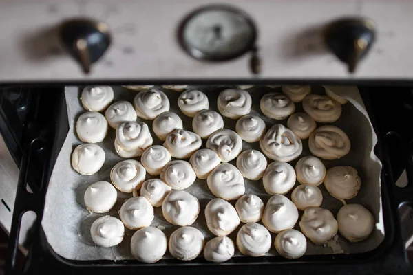 Trey Met Vers Gebakken Zoete Merengues Oven Koken Merengues Thuis — Stockfoto