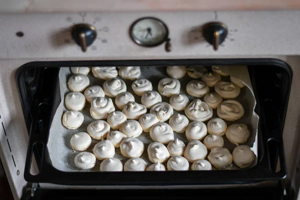 Trey Met Vers Gebakken Zoete Merengues Oven Koken Merengues Thuis — Stockfoto