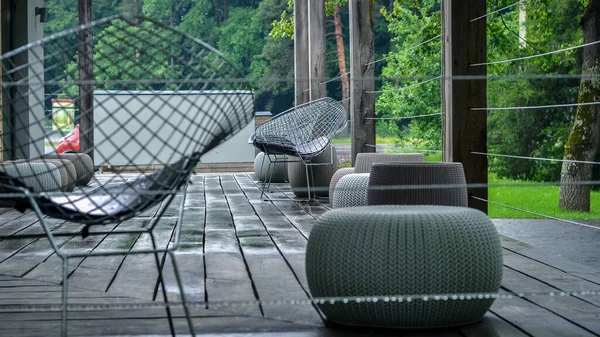 Terrasse Extérieure Avec Des Chaises Confortables Osier Métal Pour Détendre — Photo