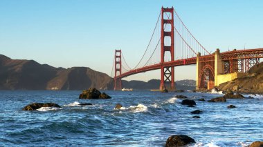 San Francisco 'da gün batımında Marshall sahilinden Golden Gate Köprüsü.