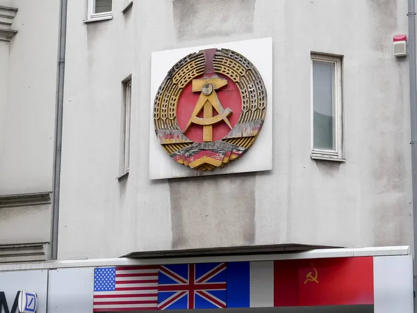 East german coat of arms at checkpoint charlie in berlin, germany — Stock Photo, Image