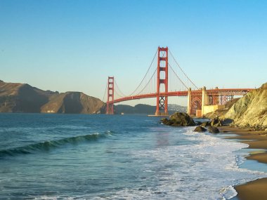 San Francisco 'daki Marshall Sahili' nden Golden Gate Köprüsü 'nün gün batımı manzarası