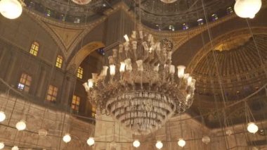 Kahire 'deki kaymaktaşı camiinin içinde avizenin altında yürürken üç eksen titreşimli atış.