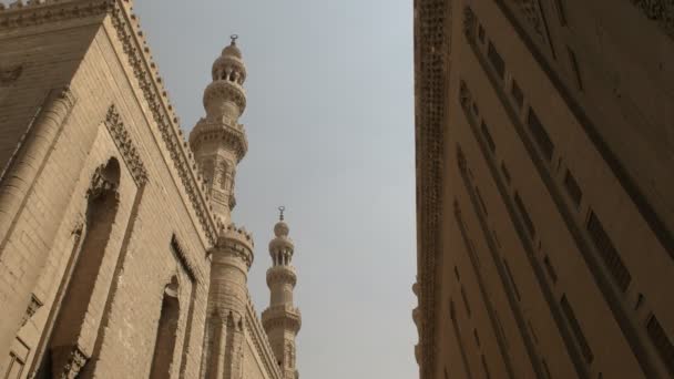 Minareter i moskén Sultan Hassan i Kairo, Egypten — Stockvideo