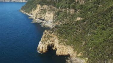 bir deniz kemeri ve cape hauy de kayalıkların geniş çekim, tazmanya