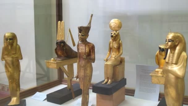 CAIRO, EGYPT- SEPTEMBER, 26, 2016: shot of statuettes from the tomb of tutankhamun in egypt — Stock Video